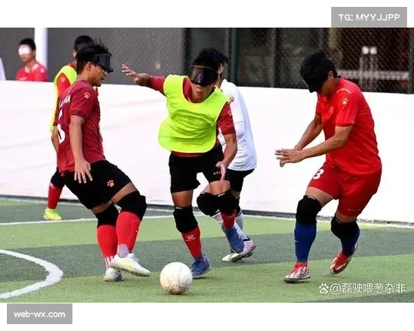 门将教练在边线向场内喊话,提醒队员注意对方定位球主罚者的习惯脚法 门将教练在边线向场内喊话,提醒队员注意对方定位球主罚者的习惯脚法